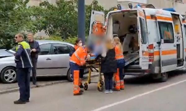 Băieţel de 3 ani, rănit la coloană, în urma unui accident rutier. Maşina în care se afla s-a ciocnit violent cu o alta