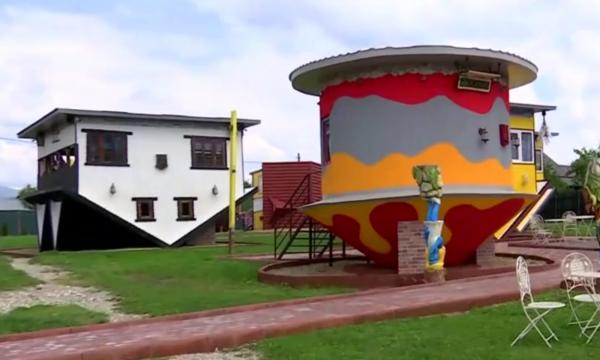 Satul răsturnat din România: ideea unui tânăr antreprenor a devenit realitate! Preţul biletului de acces