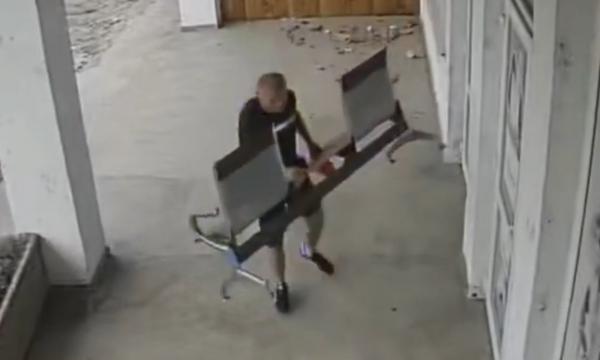 A văzut-o, s-a gândit bine, apoi a luat-o în braţe şi a plecat cu ea. Cum a furat un clujean o bancă de pe stradă. După un timp, a mutat o alta în loc