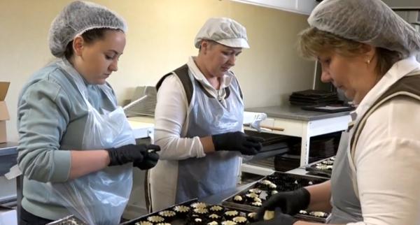 Ideea cu care o cofetărie din Deva a dat lovitura de Paşte. Preţul mai mare nu i-a descurajat pe pofticioşi