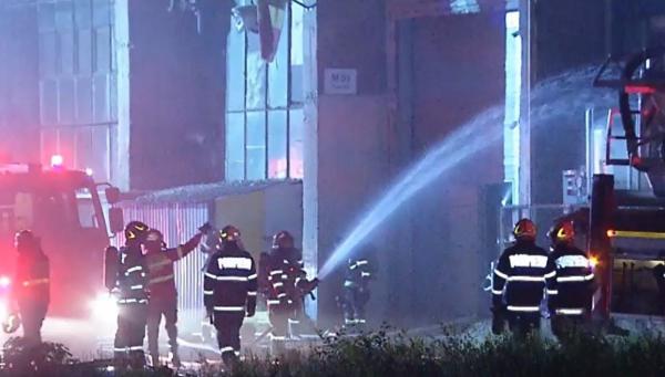 Incendiu puternic, noaptea trecută, la o fabrică din Bucureşti. Un rezervor de oxigen a fost la un pas de explozie