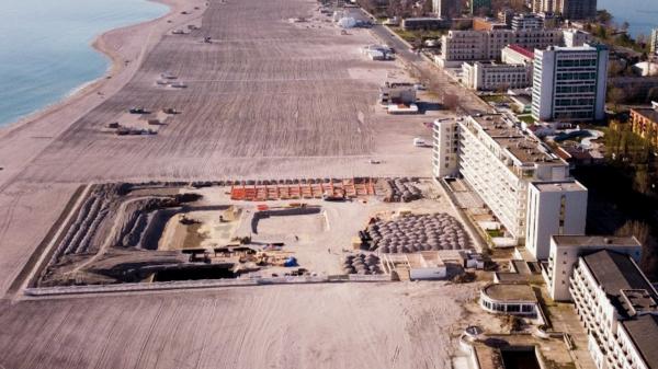 Investiţie controversată în Mamaia. Şantier de 12.000 de metri pătraţi, până în buza apei: oficialii locali spun că e legal, deşi s-a folosit de legi din 2013