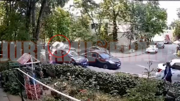 Momentul în care maşina unei şoferiţe urcă peste alte autoturisme parcate, pe o stradă din Galaţi. O cameră a filmat accidentul