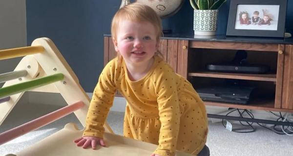 Născută surdă, o fetiţă de 18 luni şi-a recăpătat auzul datorită unei terapii revoluţionare. Opal aude acum aproape normal