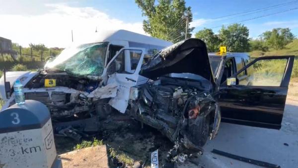 Impact frontal dezastruos între un SUV şi un microbuz, la ieşirea din Tulcea. Sunt 7 victime, după ce maşina de teren a pătruns pe contrasens