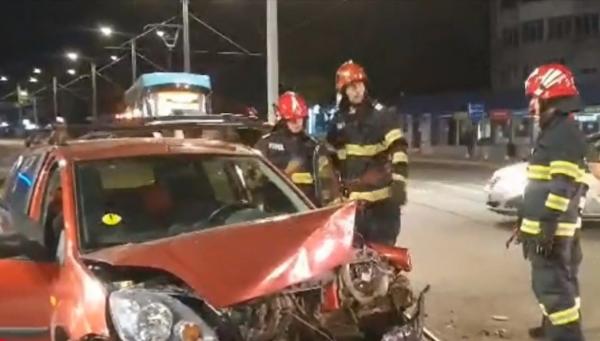 Accident grav între două maşini, într-o intersecţie din Galaţi. Unul dintre şoferi a uitat să acorde prioritate