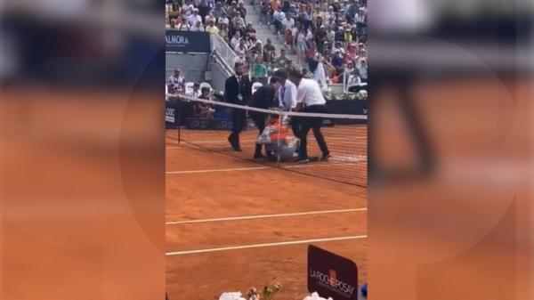 Meciul dintre Sorana Cîrstea şi Madison Keys de la Roma, întrerupt de doi activişti de mediu. Au aruncat cu confetti şi au încercat să se lege de fileu