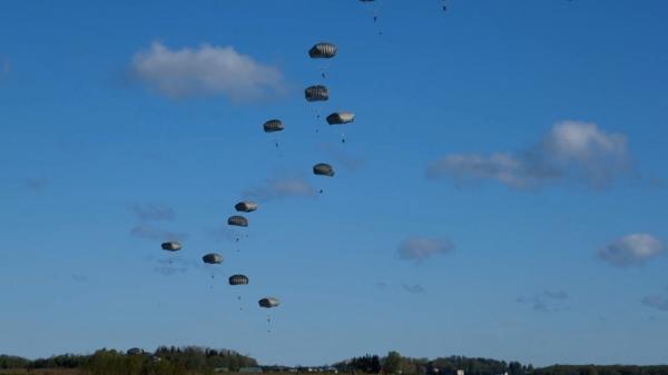 Imagini spectaculoase de la cel mai mare desant aerian din istoria NATO, în România. 2.000 de paraşutişti au acoperit cerul la Câmpia Turzii