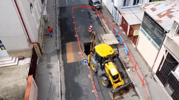 Un crater apărut în zona Gării de Nord a Capitalei a dat traficul peste cap. Din ce cauză s-a surpat asfaltul pe strada Witting