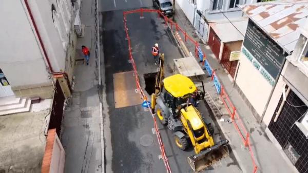 Scenariul de la Slănic se repetă în Bucureşti. Un crater de 2 metri a apărut pe o stradă din Sectorul 1 din cauza unei conducte avariate