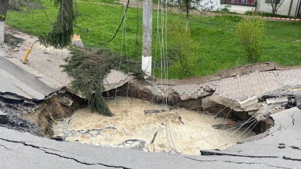 Oamenii evacuaţi din Slănic se pot întoarce în casele lor. Raportul final după surparea străzii: cauze naturale