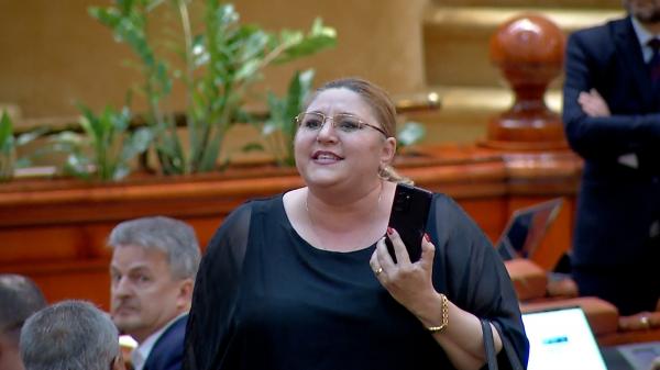 Şoşoacă le-a strigat invitaţilor evrei din Parlament să plece: "Du-te la tine acasă". Istoricii spun că a preluat retorica rusă