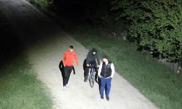 Deranjaţi de camerele de supraveghere din sat, trei hoţi din Iaşi s-au hotărât să le fure. Tot au fost filmaţi în acţiune