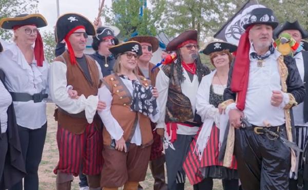 Locul din România unde se află singurul mormânt cunoscut al unui pirat din Europa. Localnicii îl celebrează într-un mod cu totul neobişnuit