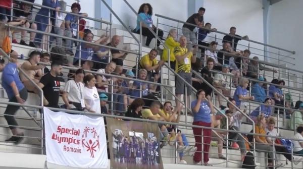 Jocurile naţionale Special Olympics.  Andrei, în vârstă de 7 ani, a venit tocmai din Galați pentru a participa. Părinţii, plini de mândrie: "Am ţipat cât am putut"