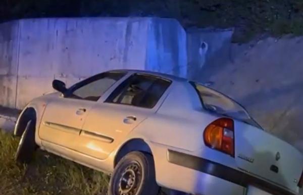 Bărbat de 58 de ani, în stare gravă după ce a intrat cu maşina într-un zid de beton, în pasul Mesteacăn. A rămas încarcerat până la sosirea pompierilor