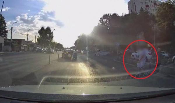 "Mamă, ce l-a luat!" Băiat de 19 ani, spulberat de un taximetrist pe o trecere din Bucureşti. O cameră de bord a filmat momentul şocant 