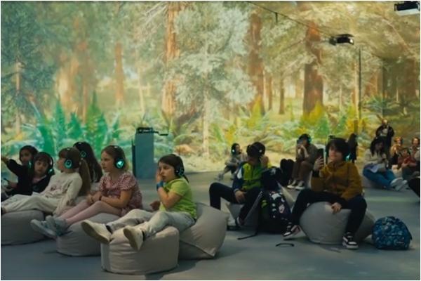 Experienţa unică prin care copiii se întâlnesc faţă în faţă cu dinozaurii, personajele din basme sau eroii. Psihologii susţin metoda