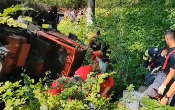 Un angajat al Direcţiei Silvice din Vaslui a murit strivit de tractorul pe care îl conducea. S-a stins chiar în faţa colegilor săi