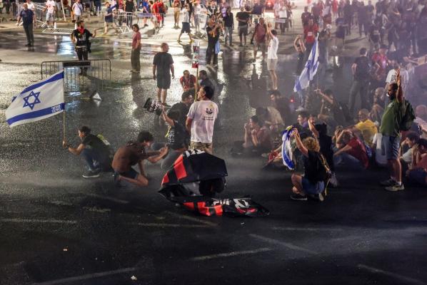 Mii de oameni au protestat pe străzile din Tel Aviv: Oamenii au cerut demisia premierului Benjamin Netanyahu