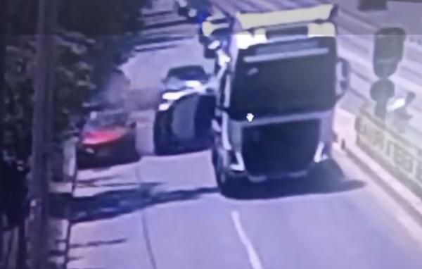 Momentul când o maşină se izbeşte violent de un autoturism parcat şi se răstoarnă, în Iaşi