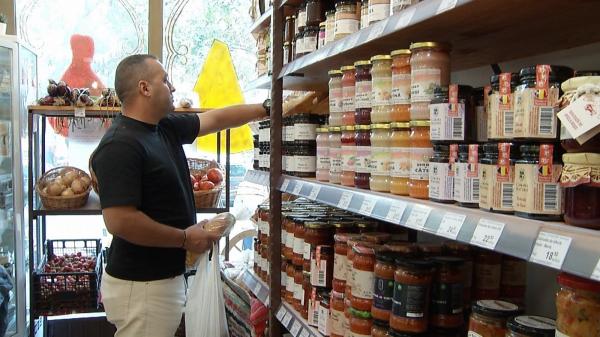 Adaosul comercial la alimentele româneşti, plafonat la 20%. Comercianţii se plâng că vor ajunge să îşi închidă afacerile