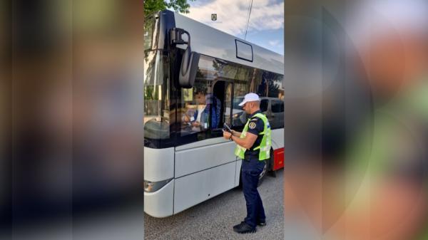 Şoferul unui microbuz şcolar din Dâmboviţa ducea beat copiii la şcoală. A fost prins băut de poliţişti la ora 7 dimineaţa