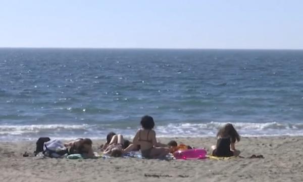 La malul mării, din prima zi de vară. 1 iunie, zi de plajă pe litoralul românesc, la 27 de grade Celsius