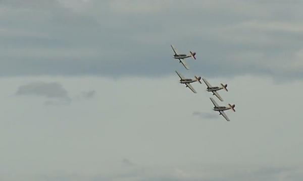 Spectacol aviatic pe Aerodromul din Clinceni de Ziua Copilului. "Şoimii României" au făcut acrobaţii ca-n filme