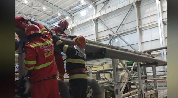 În ce stare se află muncitorul de 28 de ani care a căzut de pe o schelă 15 metri în gol, în Mureş. Reabilita clădirea Termocentralei Iernut