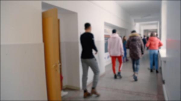 Două eleve din Otopeni, la spital după ce au băut alcool la banchetul clasei a 8-a. Cum au reuşit să introducă sticla la petrecere