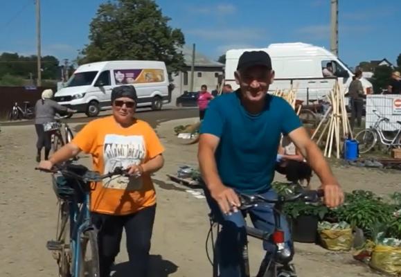 Oraşul din România în care nu exişti dacă nu ai bicicletă. Bătrânii, cei mai dedicaţi ciclişti: "Trebuie să ştii să o stăpâneşti, dacă nu, te aruncă în şanţ"