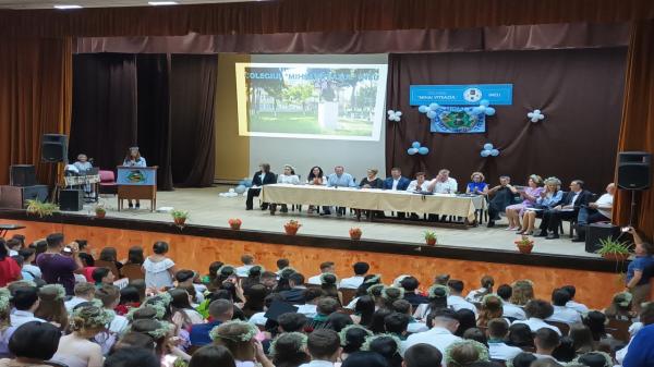 "Şcoala m-a învăţat să mint". Discursul viral al Iuliei, şefa de promoţie de la Colegiul "Mihai Viteazul" din Ineu