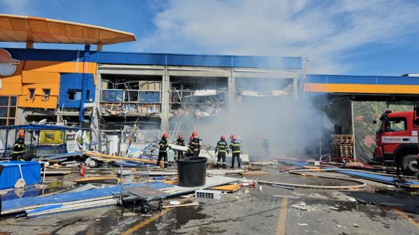 Explozie puternică la un magazin Dedeman din Botoșani. 12 persoane rănite, între care una în stare gravă. A fost activat Planul Roșu