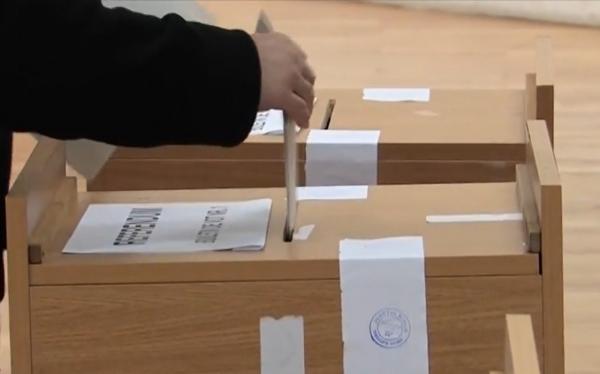 Cum votăm la alegeri. Duminică, secţiile se vor deschide la ora 7, iar alegătorii vor primi câte cinci buletine de vot