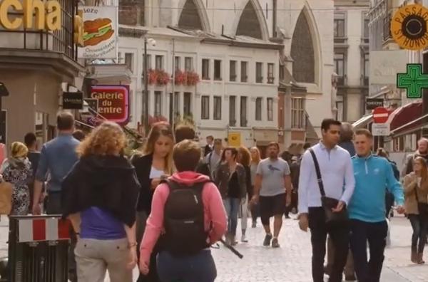 La aproape 2.000 km depărtare se naşte o nouă Românie. Românii au creat o comunitate a contrastelor: unii au funcţii de top, alţii cerşesc pe străzi