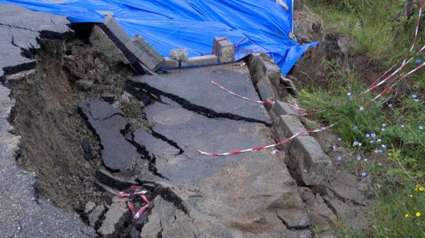 Strada care a luat-o la vale în Cluj-Napoca s-a surpat și mai tare din cauza ploilor. Noua crăpătură apărută în asfalt a stârnit panica în localnici