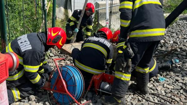 Bărbat de 35 de ani mort, alţi doi în stare gravă după ce au căzut într-o canalizare adâncă de 5 metri, în Sibiu