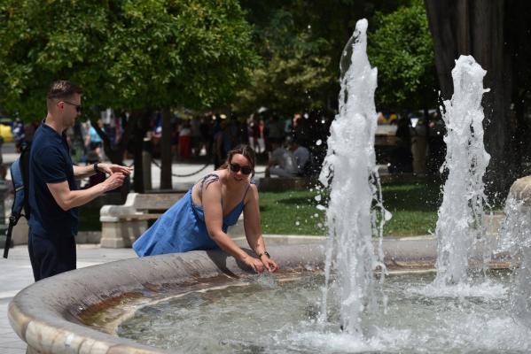 Cupolă de foc peste Europa: valul de caniculă a lovit trei ţări iubite de turiştii români. Au izbucnit deja incendiile de vegetaţie