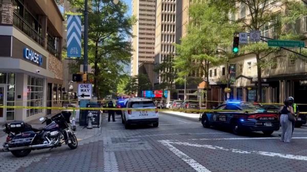 Un recidivist a împuşcat trei persoane într-o zonă aglomerată din Atlanta, SUA. Un poliţist aflat în timpul liber l-a oprit pe atacator