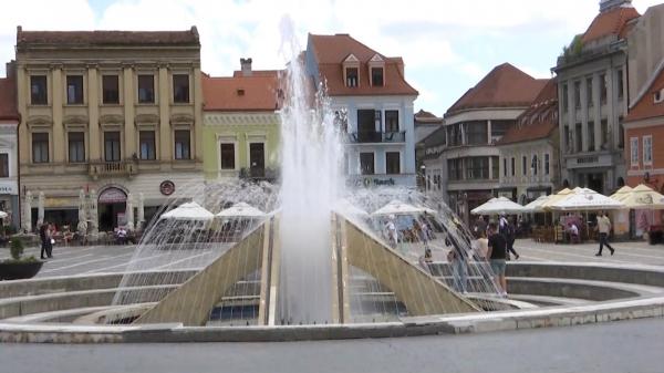 Fântânile arteziene, atracţia turiştilor în zilele toride. Braşov, locul cu unele dintre cele mai vechi şi mai spectaculoase fântâni