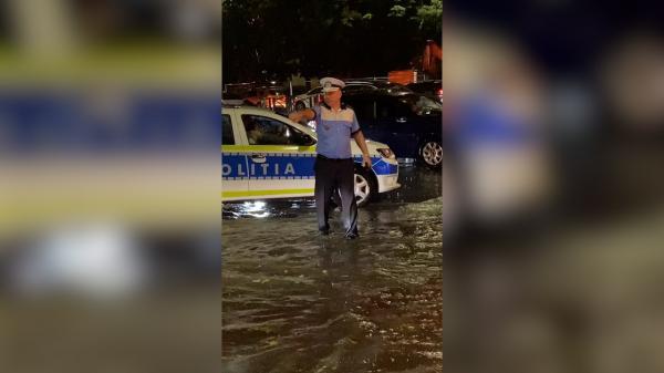 Circulaţia din Bucureşti, dirijată în plină furtună de însuşi comandantul Brigăzii Rutiere: "Cei care ţipă că poliţiştii au pensii speciale au văzut filmarea?"