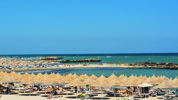 Stațiunea de pe litoral preferată de familiile cu copii. Cazarea începe de la 93 de lei pe noapte