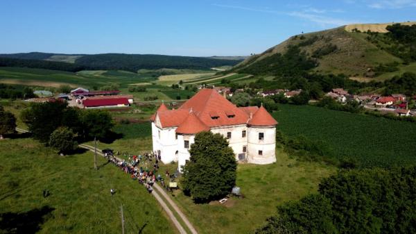 Metoda inedită de promovare a castelelor din Valea Mureşului. Turiştii au avut parte şi de gustări ca la mama acasă