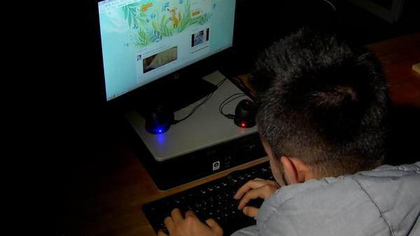 Numărul copiilor expuşi la pornografie pe internet creşte alarmant. Autorităţile n-au nicio soluţie şi fac apel la părinţi să-i supravegheze mai atent