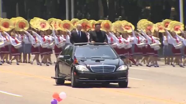 Scenă caraghioasă cu Putin şi Kim Jong Un pe trapa limuzinei Mercedes. Cu ce cadouri s-a dus liderul rus în Coreea de Nord