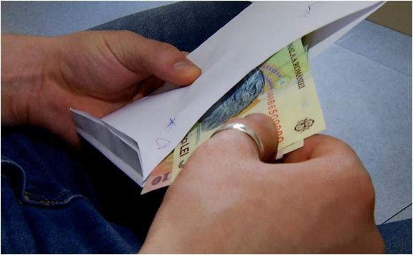 Prodecanul Universității de Științele Vieții din Timişoara, prins în timp ce lua mită de la un student. I-a dat 2.000 de lei ca să-l bage în examen