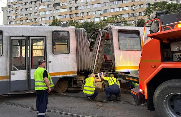 Tramvai aproape rupt de la jumătate, după ce a deraiat pe şoseaua Colentina, lângă Piaţa Obor. Abia ieşise din depou