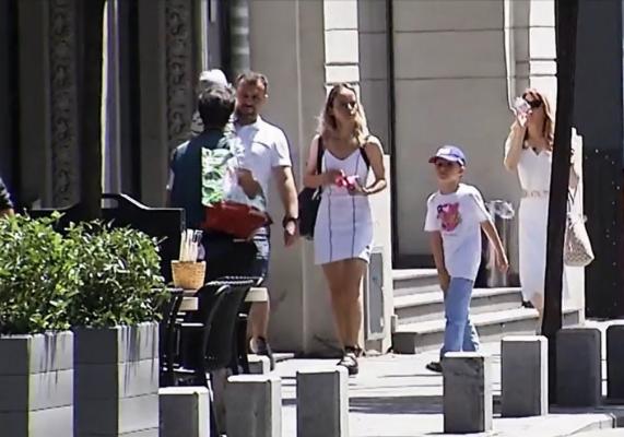 Promenada de weekend pe Calea Victoriei costă: cât cheltuie într-o zi în oraş o familie cu doi copii