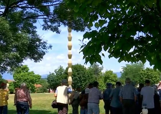 Reacția unor turiști francezi care văd pentru prima dată Coloana Infinitului a lui Brâncuși: "Dacă UNESCO are grijă de asta, e minunat"